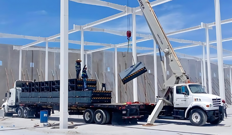 Servicio de renta de grúas industriales de Transmova para maniobras de carga pesada y montaje de naves industriales.